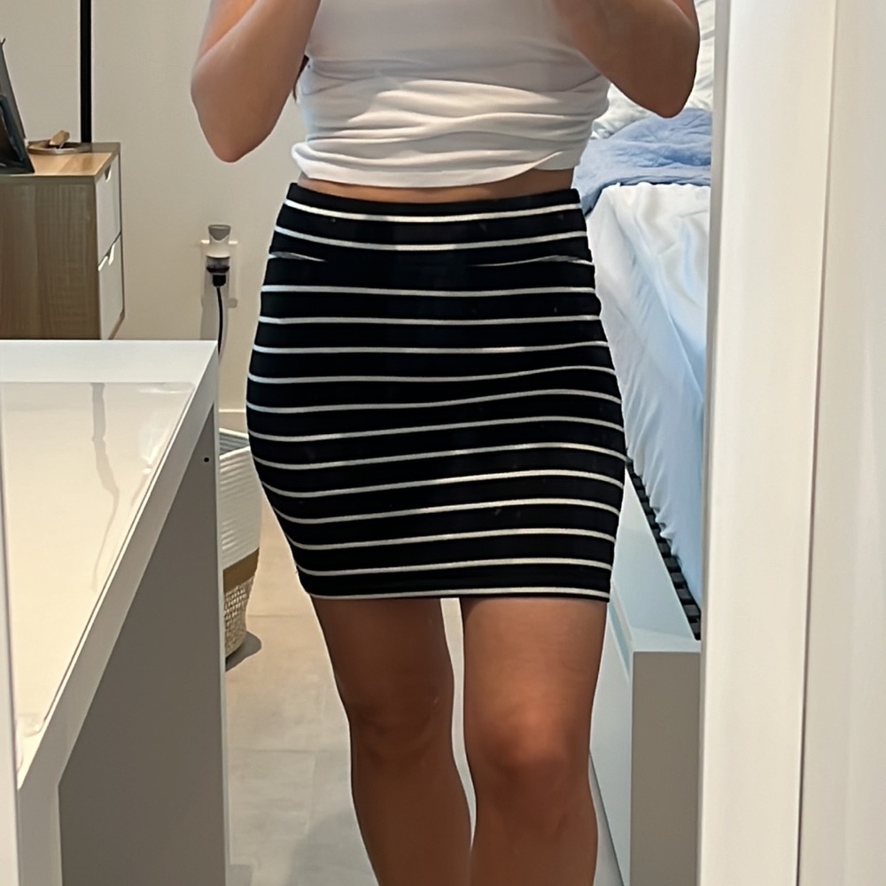 Women XS Xsmall black and white Tube striped skirt stretch spandex elastic Y2K